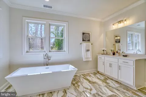 Bath - 1826 Dalmation Dr, Mclean, VA 22101 photo 2 of 4