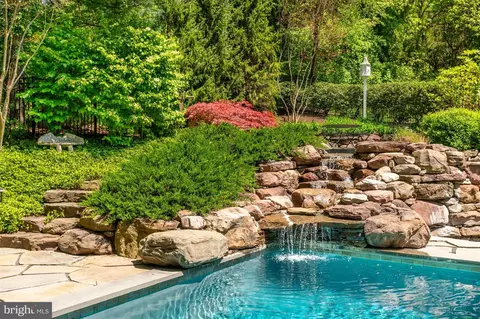 Exterior - 6622 Malta Ln, Mclean, VA 22101 photo 11 of 19