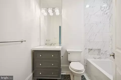 Bath - 6622 Malta Ln, Mclean, VA 22101 photo 6 of 8