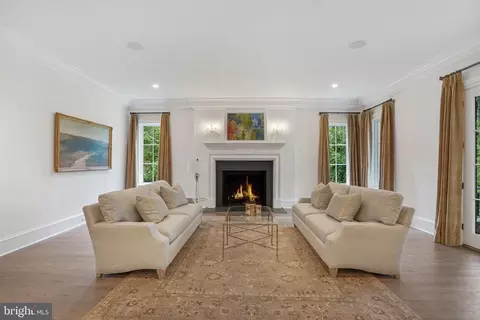 Living - 6622 Malta Ln, Mclean, VA 22101 photo 2 of 8