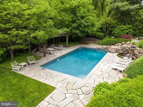 Exterior - 6622 Malta Ln, Mclean, VA 22101 photo 7 of 19