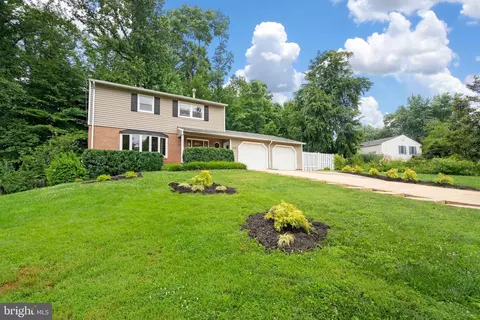 4825 Springbrook Dr, Annandale, VA 22003