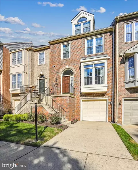 11902 Matthews Ct, Fairfax, VA 22033