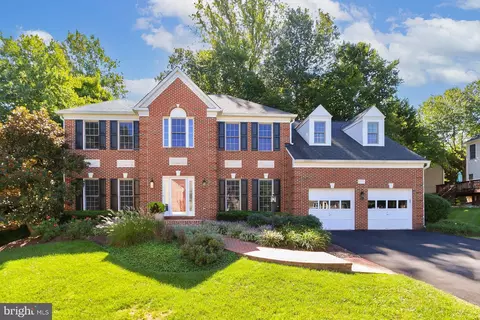 7915 Hollington Pl, Fairfax Station, VA 22039