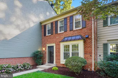 2177 Pond View Ct, Reston, VA 20191 photo 2