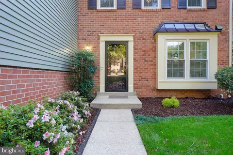 2177 Pond View Ct, Reston, VA 20191 photo 3