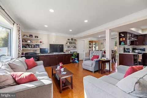 7319 Beverly Park Dr, Springfield, VA 22150 photo 4