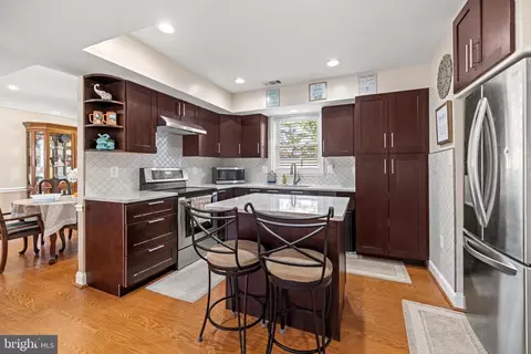 7319 Beverly Park Dr, Springfield, VA 22150 photo 9