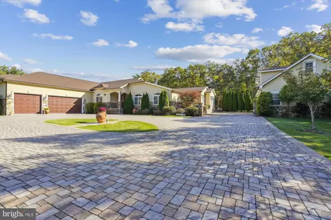 12501 Rochester Dr, Fairfax, VA 22030