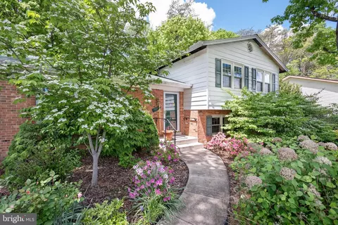 905 Ashburn St, Herndon, VA 20170