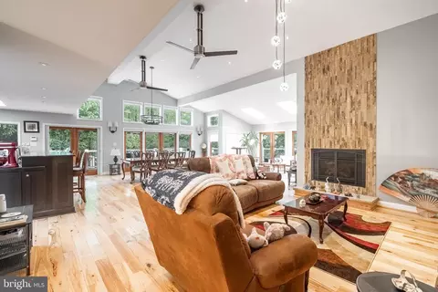 6285 Clifton Rd, Clifton, VA 20124