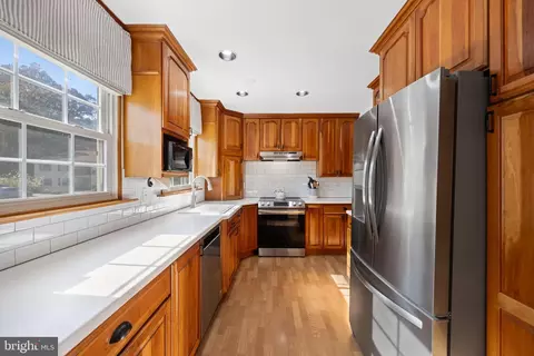 8522 Westover Ct, Springfield, VA 22152 photo 2