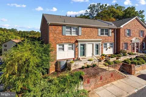 8522 Westover Ct, Springfield, VA 22152