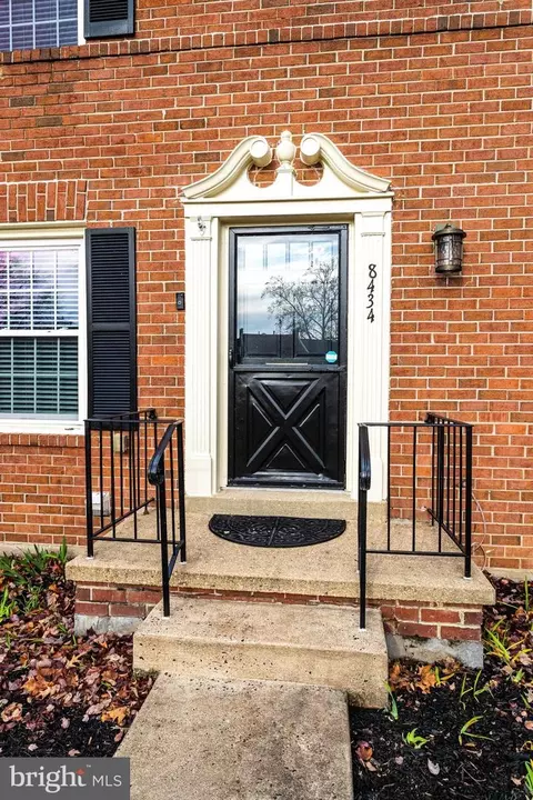 8434 Grenoble Ct, Springfield, VA 22152