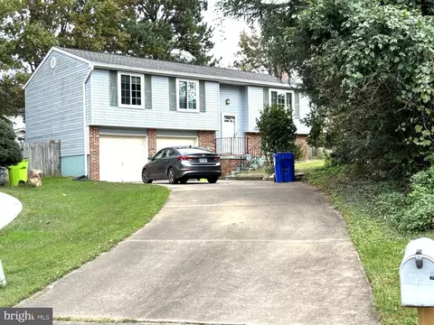 9403 Starlit Ponds Dr, Fairfax, VA 22032
