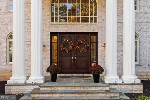 843 Alvermar Ridge Dr, Mclean, VA 22102 photo 2