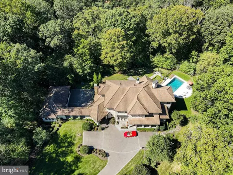 906 Turkey Run Rd, Mclean, VA 22101 photo 2
