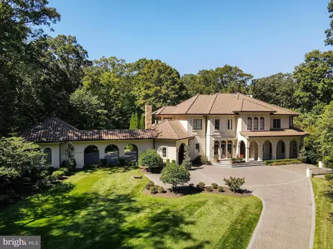 906 Turkey Run Rd, Mclean, VA 22101