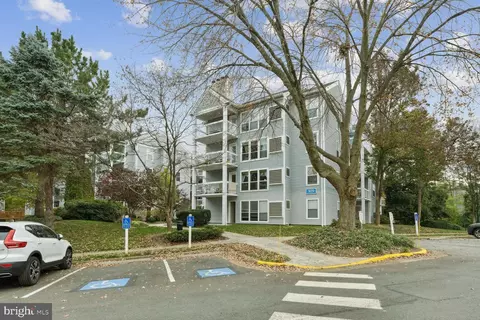 3179 Summit Square Dr #2-B7, Oakton, VA 22124