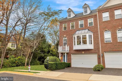 8866 Modano Pl, Fairfax, VA 22031