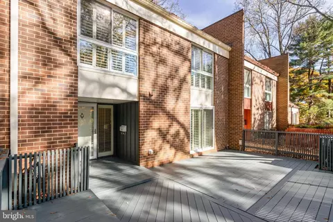 11531 Links Dr, Reston, VA 20190 photo 2