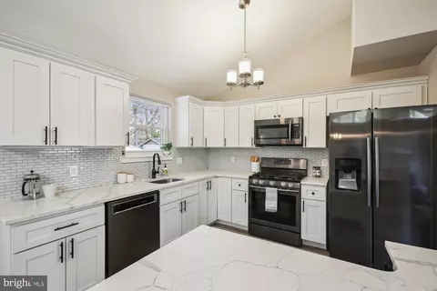 6905 Loudoun Ln, Springfield, VA 22152 photo 9