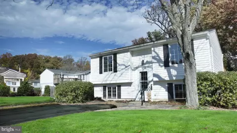 8298 Deep Valley Ct, Springfield, VA 22153 photo 2