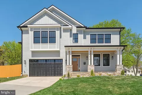 1216 Drake St SW, Vienna, VA 22180