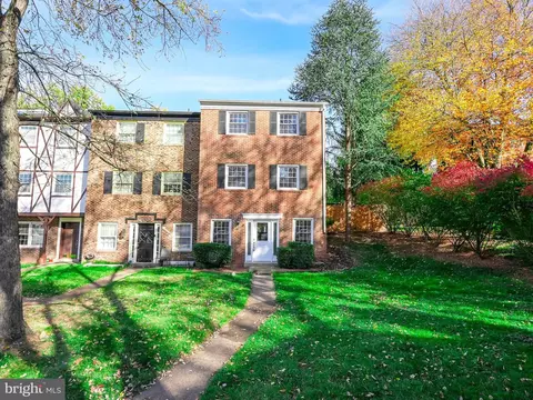 14827 Hoxton Sq, Centreville, VA 20120