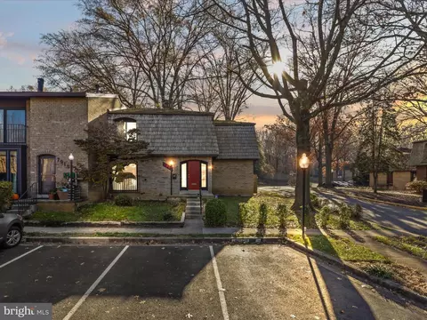 7917 Schuyler Ct, Annandale, VA 22003