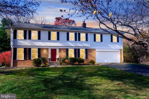 904 Harriman St, Great Falls, VA 22066