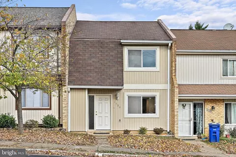 1128 Shannon Pl, Herndon, VA 20170