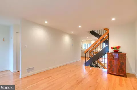 12127 Captiva Ct, Reston, VA 20191 photo 8