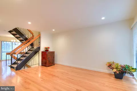 12127 Captiva Ct, Reston, VA 20191 photo 9