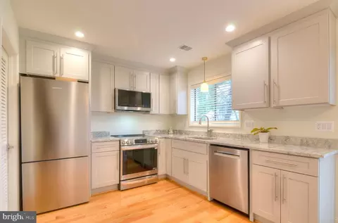 12127 Captiva Ct, Reston, VA 20191 photo 2