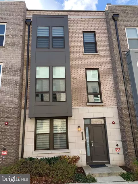 13378 Sherwood Park Ln, Herndon, VA 20171