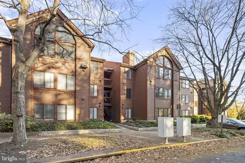 2813 Lee Oaks Ct #204, Falls Church, VA 22046