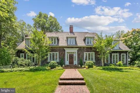 1030 Pine Hill Rd, Mclean, VA 22101