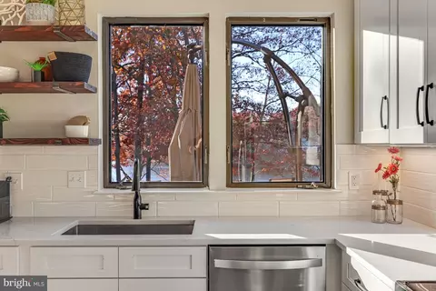 11010 Thrush Ridge Rd, Reston, VA 20191 photo 12