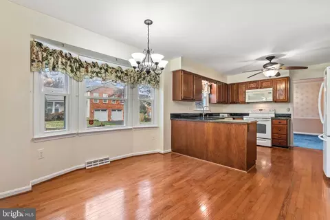 7598 Seabrook Ln, Springfield, VA 22153 photo 9