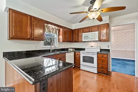 7598 Seabrook Ln, Springfield, VA 22153 photo 10