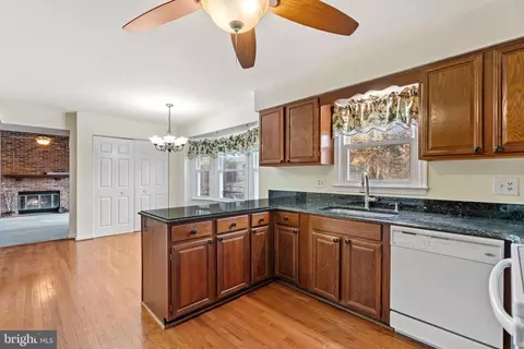 7598 Seabrook Ln, Springfield, VA 22153 photo 12
