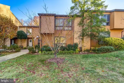 9073 Blarney Stone Dr, Springfield, VA 22152