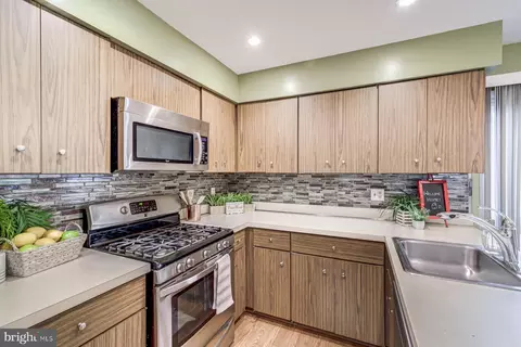 9073 Blarney Stone Dr, Springfield, VA 22152 photo 2