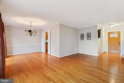 9404 Shouse Dr, Vienna, VA 22182