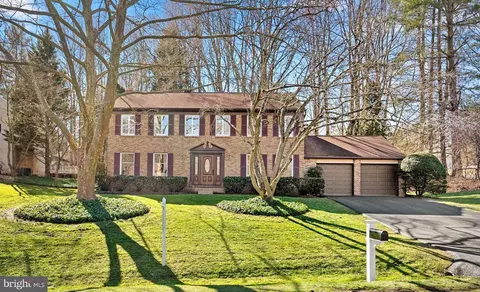 9605 Locust Hill Dr, Great Falls, VA 22066