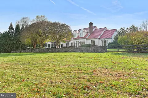 10509 Beach Mill Rd, Great Falls, VA 22066