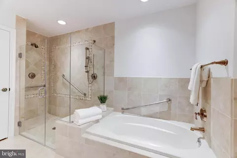 Bath - 1450 Emerson Ave #407, Mclean, VA 22101 photo 3 of 6