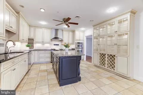 Kitchen - 1450 Emerson Ave #407, Mclean, VA 22101 photo 8 of 11