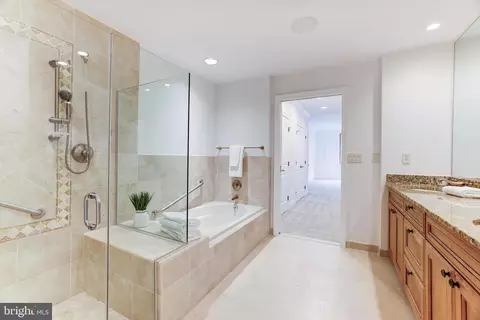 Bath - 1450 Emerson Ave #407, Mclean, VA 22101 photo 2 of 6